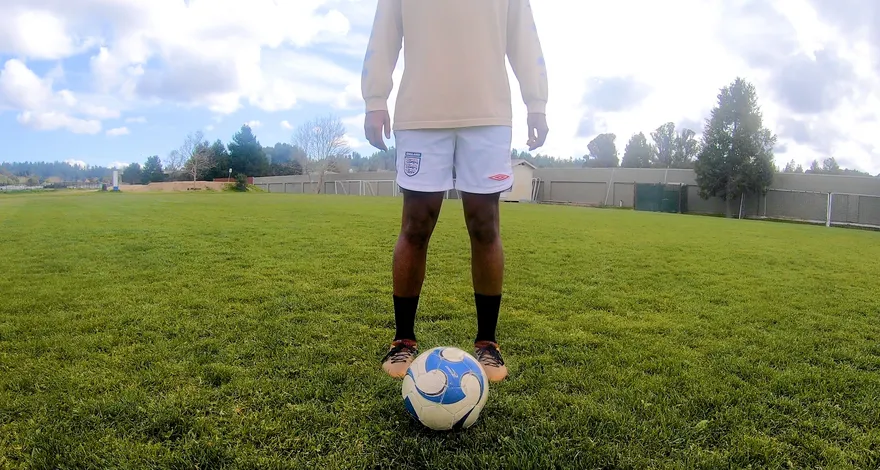 Como equilibrar uma bola de futebol no pé