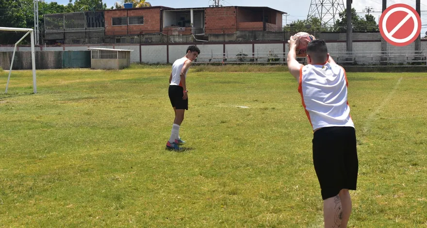 Como fazer um arremesso lateral no futebol