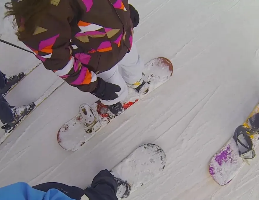 Como sair de um teleférico de esqui com uma prancha de snowboard