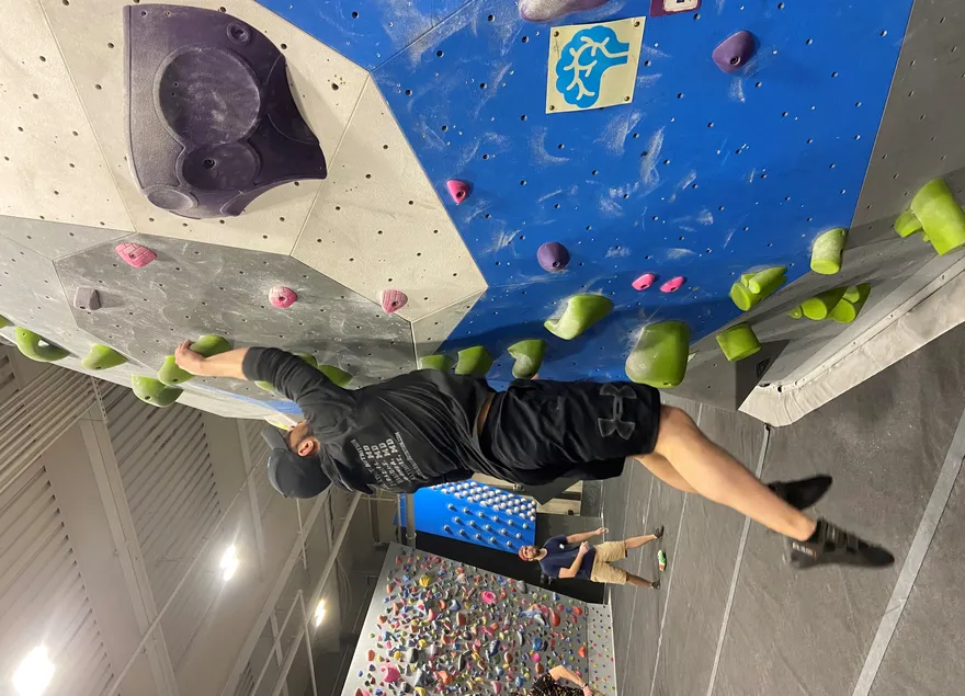 Como realizar um Dyno em uma academia de escalada em rocha