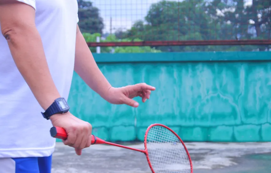 Como acertar um saque em movimento no badminton