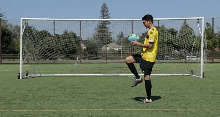 Como fazer malabarismo com uma bola de futebol