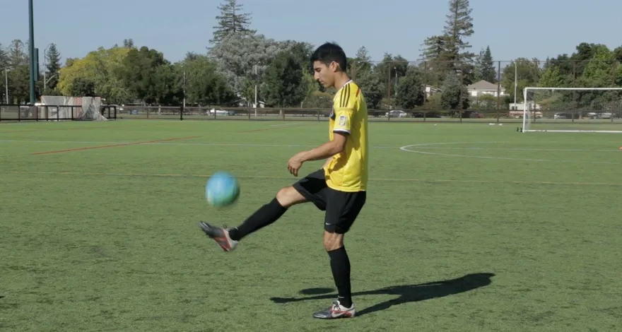 Como chutar uma bola de futebol