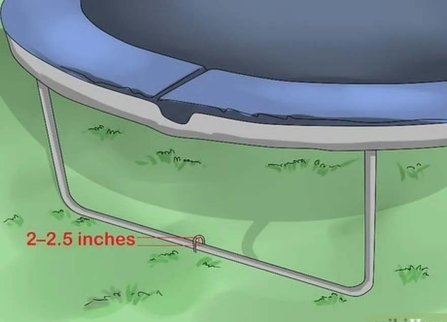 Passo 2 Posicione cada estaca sobre uma perna do trampolim.