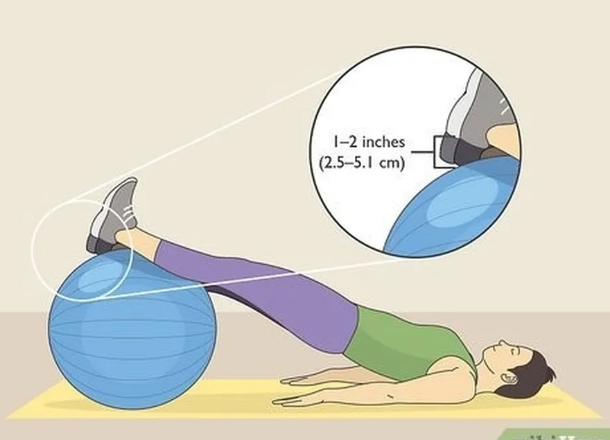 Passo 8 Levante uma perna da bola para tornar o exercício mais intenso.