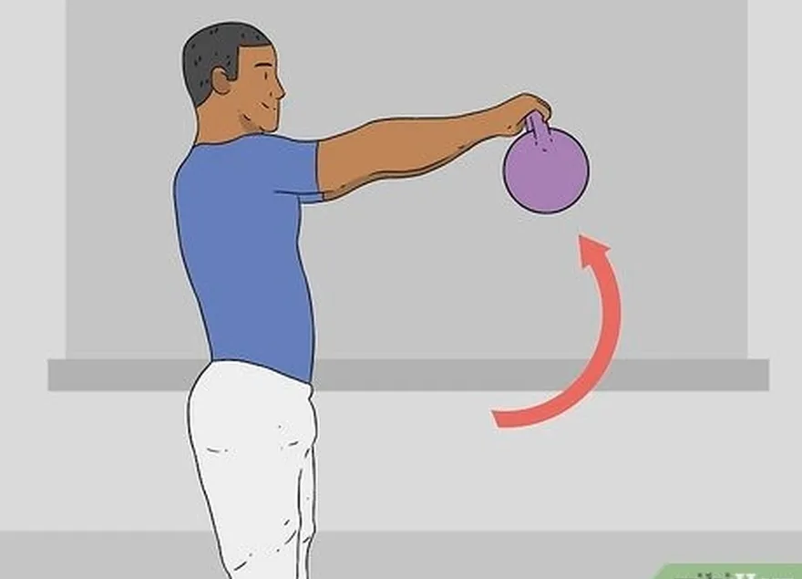 Etapa 4 Adicione alguns balanços com kettlebell ao seu treino para praticar a articulação do quadril.