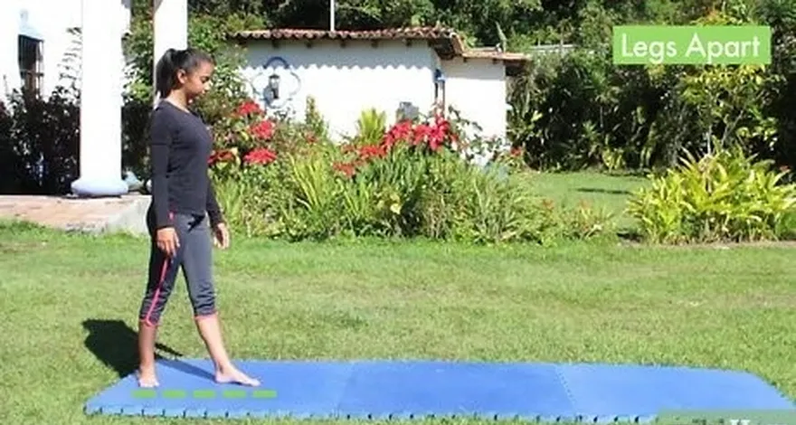 Passo 1 Fique em pé com as pernas afastadas na largura dos ombros.