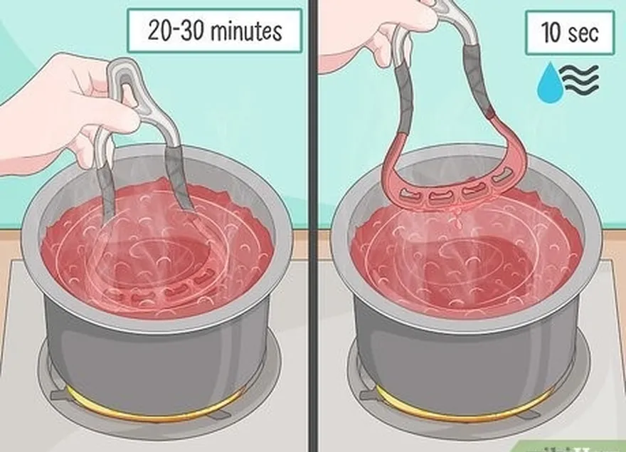 Etapa 3 Mergulhe a cabeça do lacrosse na mistura de corante fervente por 20 a 30 segundos.