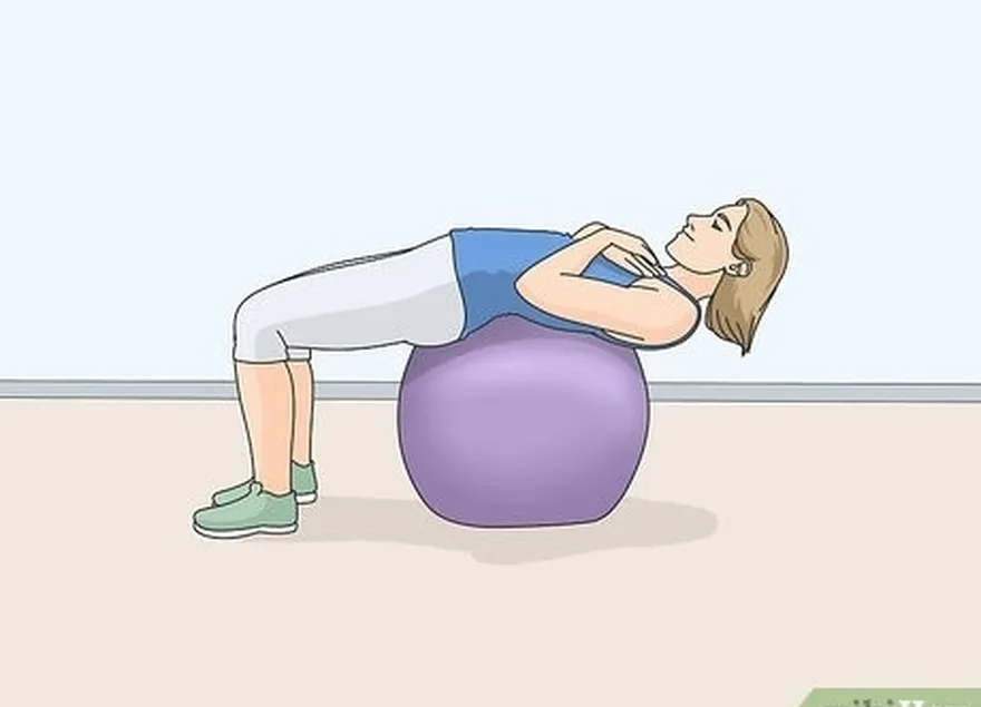 Etapa 2 Sente-se em sua bola de ioga e incline-se para trás para formar uma flexão abdominal.