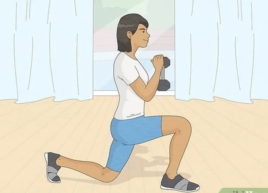 Etapa 1 Faça lunges reversos com halteres para aumentar o volume.