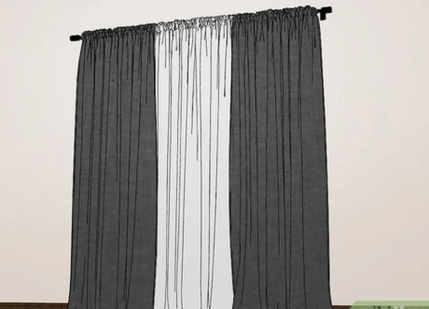 Se os tampões de ouvido não't cutting it, soundproof curtains can help.