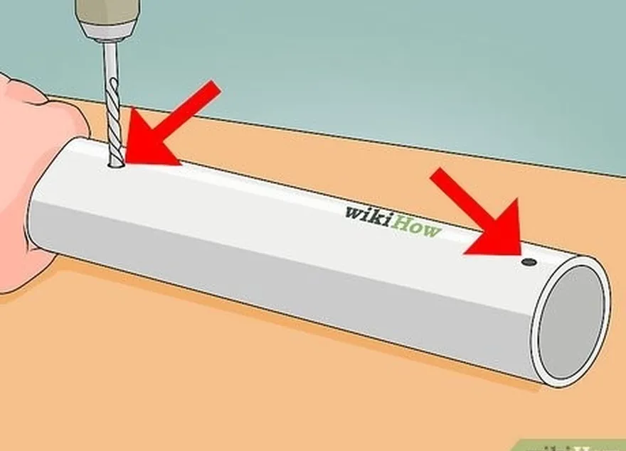 Etapa 2 Faça dois furos em cada extremidade do tubo de PVC.