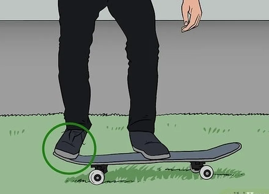 Etapa 3 Coloque o pé traseiro bem na parte de trás/cauda do skate.