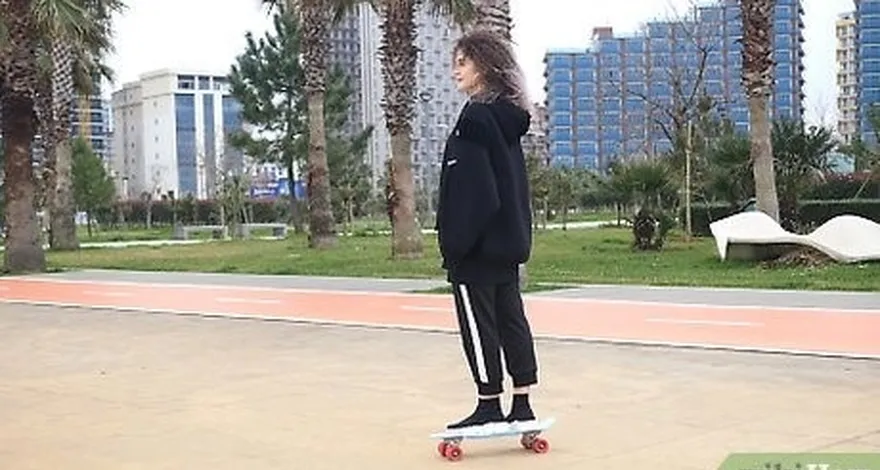 Etapa 1 Mova o penny board para um trecho longo e plano de asfalto ou concreto.