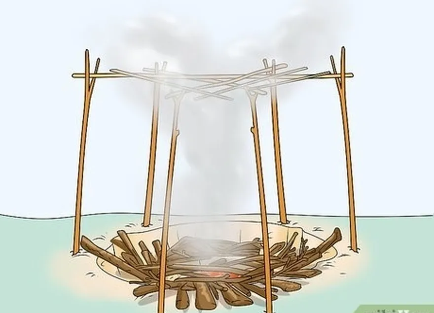 Etapa 4 Construa um fumeiro rudimentar com gravetos sobre a fogueira.