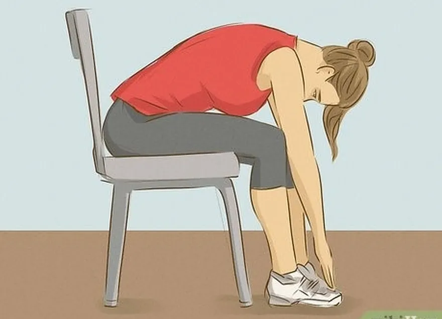 Etapa 4 Toque os dedos dos pés em uma cadeira para alongar a parte superior do corpo, as costas e as pernas.