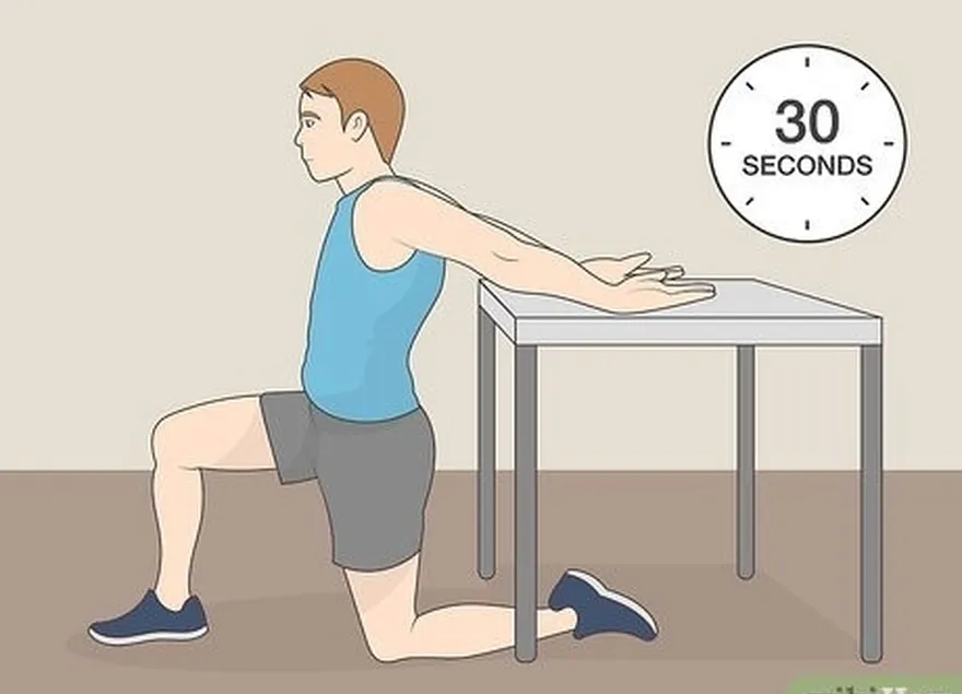 Esse exercício utiliza uma mesa ou outra superfície plana para alongar os bíceps.