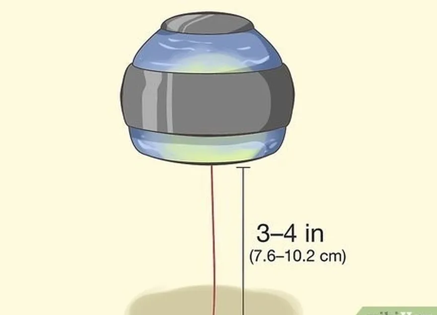 Passo 6 Pare de enrolar a bola quando tiver 7,6-10,2 cm (3-4 pol.) de fio restante.