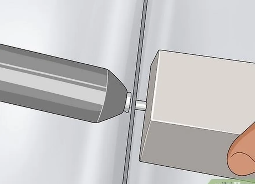 Etapa 9 Segure uma barra de apoio contra a cabeça do rebite para absorver o impacto.