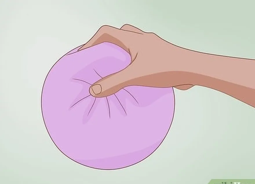 Etapa 1 Segure a bola com uma das mãos.